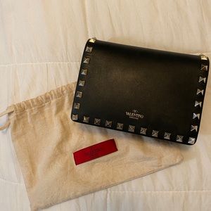 Valentino Garavani Rockstud Wallet on Chain ✨